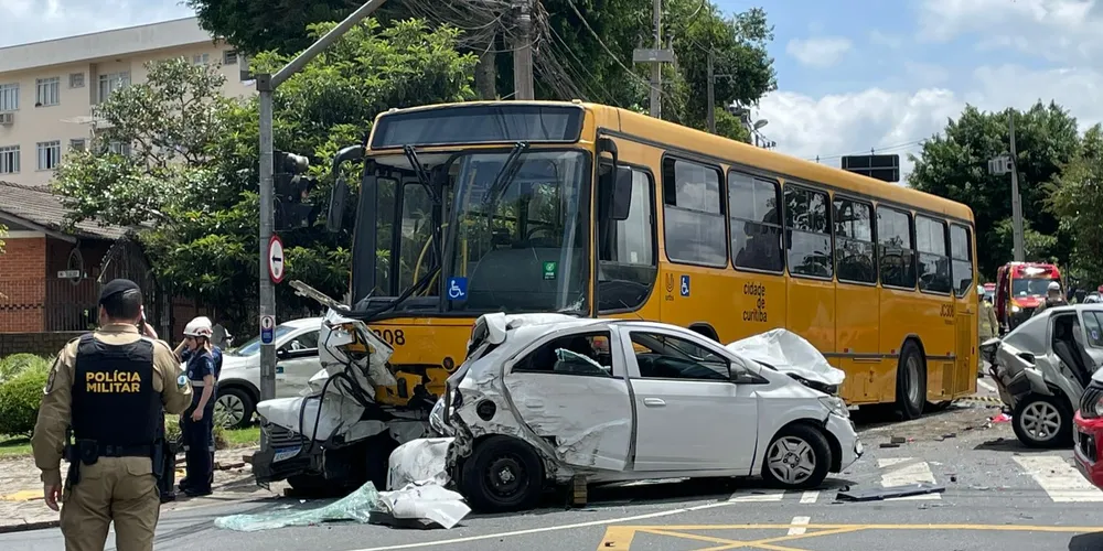 Com o impacto, ônibus parou em cima de um dos veículos