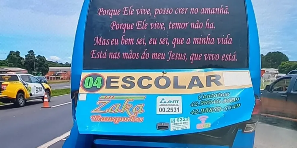 Um dos ônibus envolvidos na situação teve a parte traseira danificada