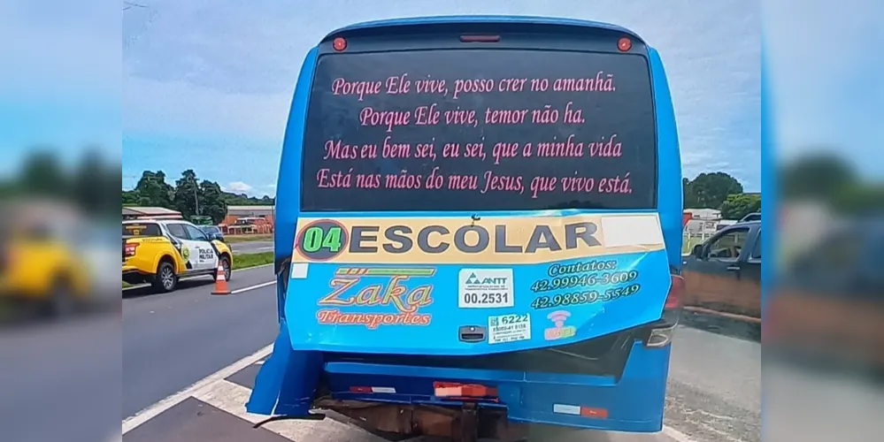 Um dos ônibus envolvidos na situação teve a parte traseira danificada