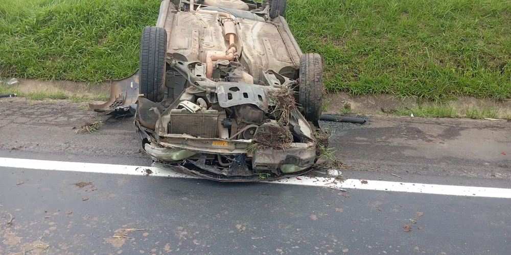 Veículo capotou entre Carambeí e Ponta Grossa
