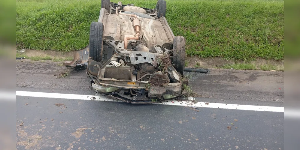 Veículo capotou entre Carambeí e Ponta Grossa