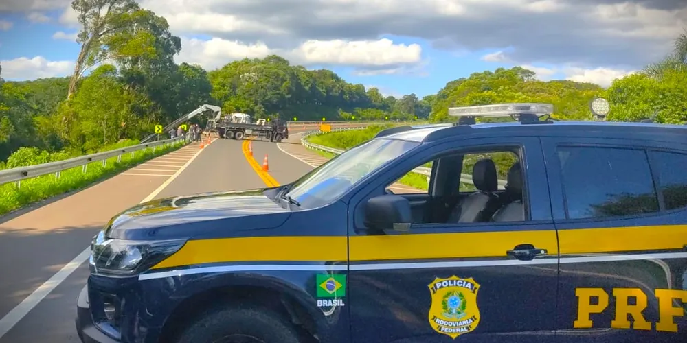 A Polícia Rodoviária Federal interditou as duas pistas da BR-373