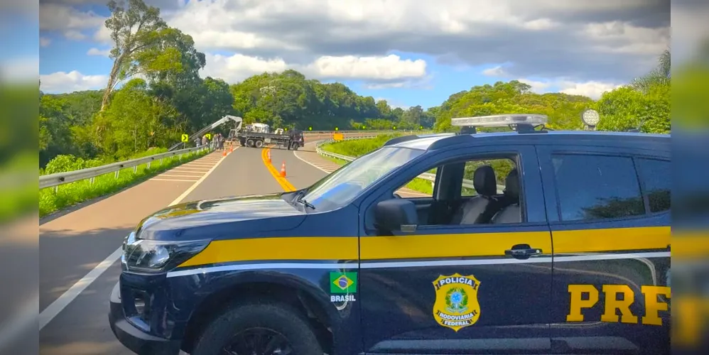 A Polícia Rodoviária Federal interditou as duas pistas da BR-373