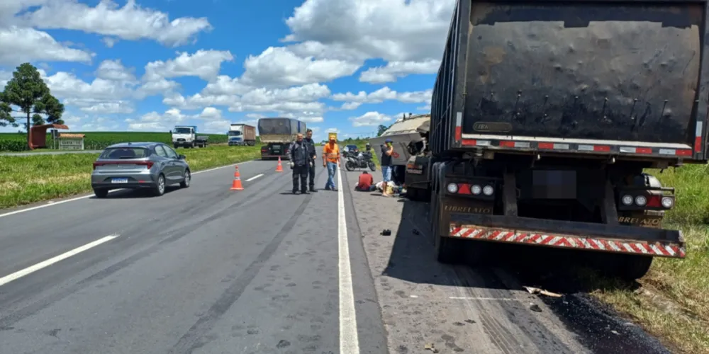 O trânsito da via está fluindo por uma faixa