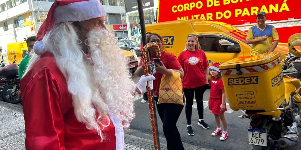 O Papai Noel dos Correios presenteou as crianças do bairro Cará-Cará