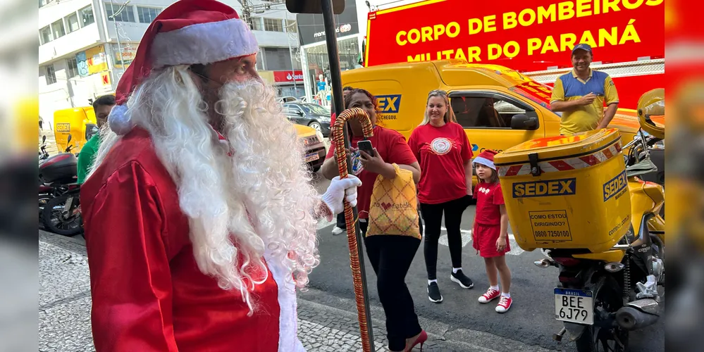 O Papai Noel dos Correios presenteou as crianças do bairro Cará-Cará