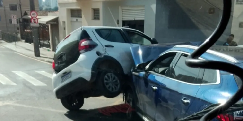 Colisão foi registrada na manhã desta quinta