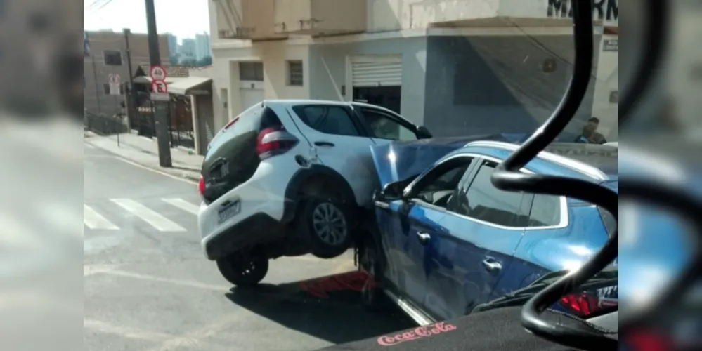 Colisão foi registrada na manhã desta quinta