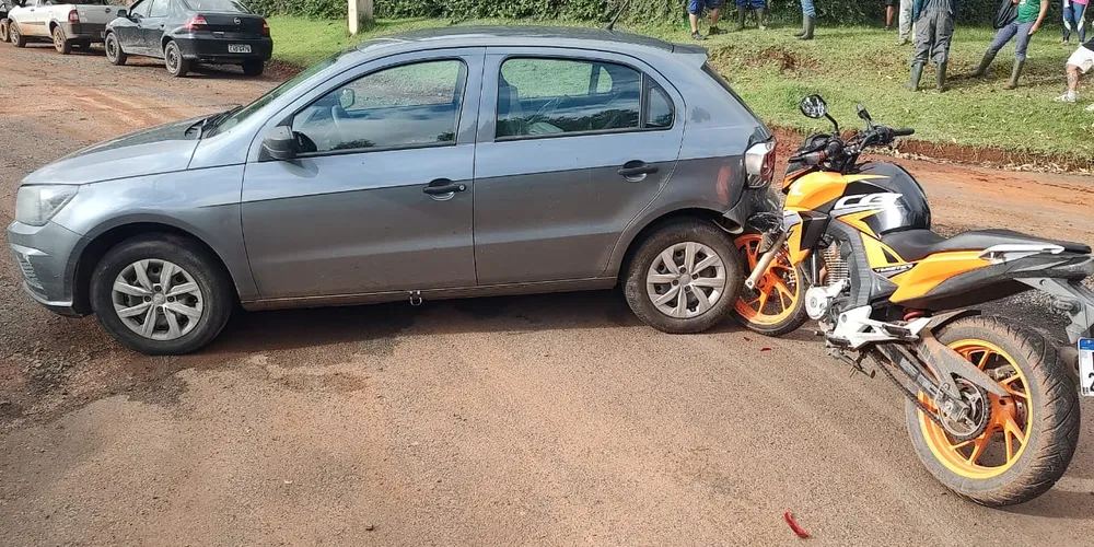 Motocicleta ficou presa na traseira do carro