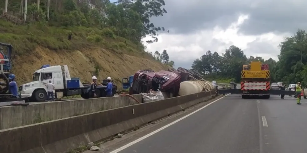 Rodovia precisou ser interditada para a remoção da carreta