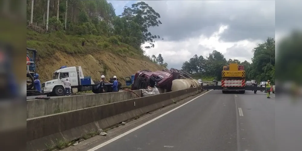 Rodovia precisou ser interditada para a remoção da carreta