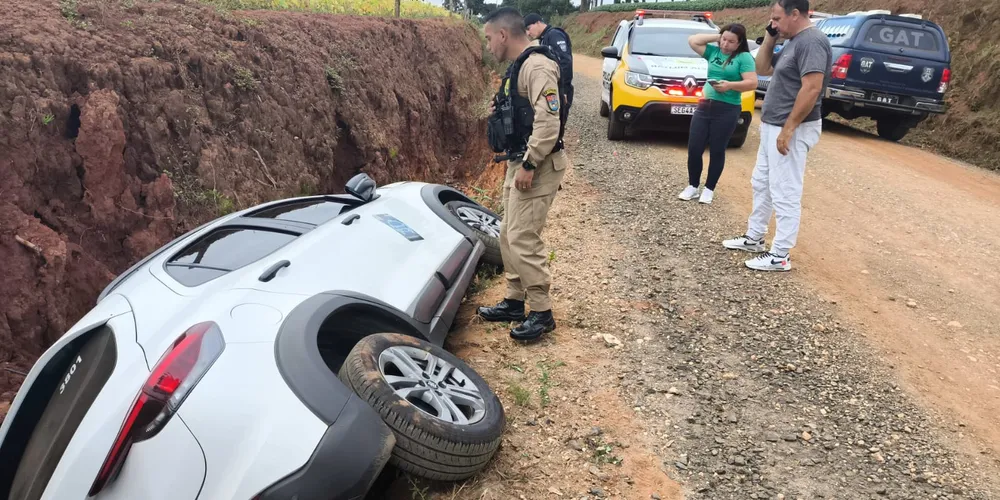 Carro foi roubado na noite desse sábado em Ponta Grossa e encontrado na manhã de hoje