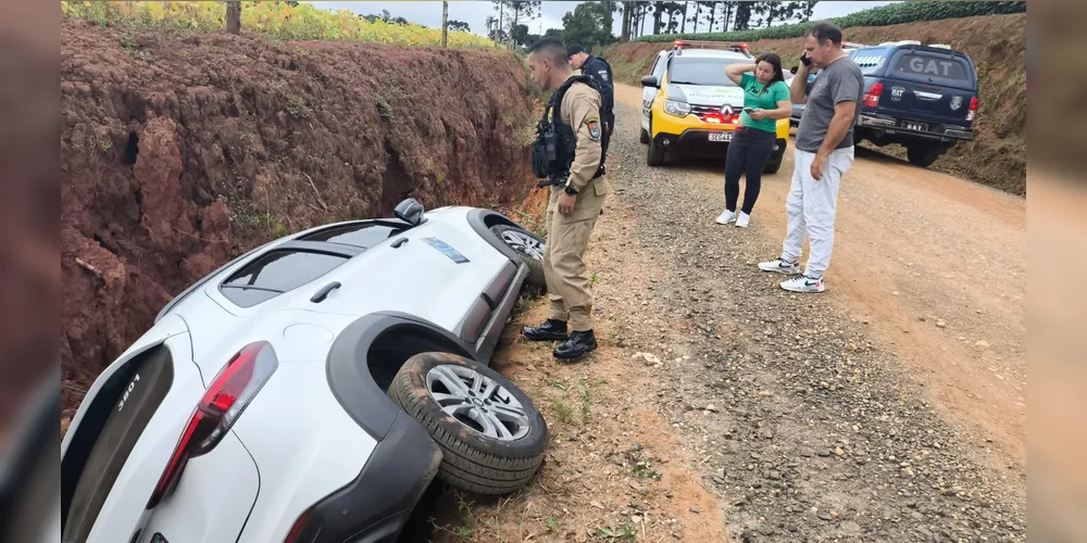 Carro foi roubado na noite desse sábado em Ponta Grossa e encontrado na manhã de hoje