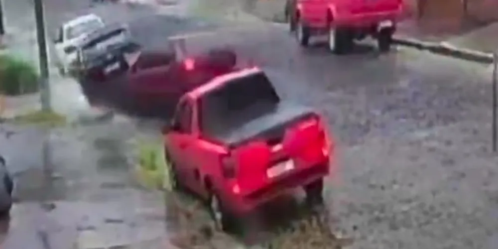 Carro deslizou após a chuva forte que caiu na tarde desse domingo na cidade