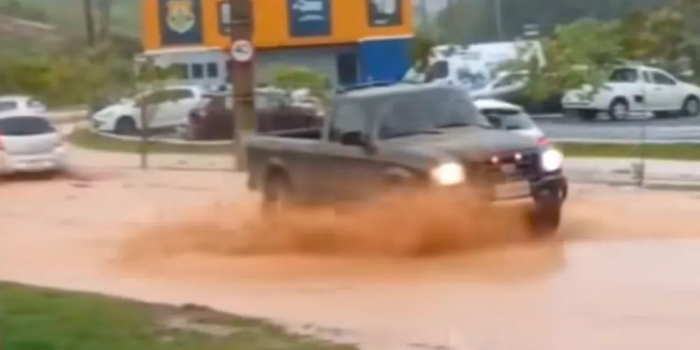Ruas ao redor do Lago de Olarias ficaram alagadas
