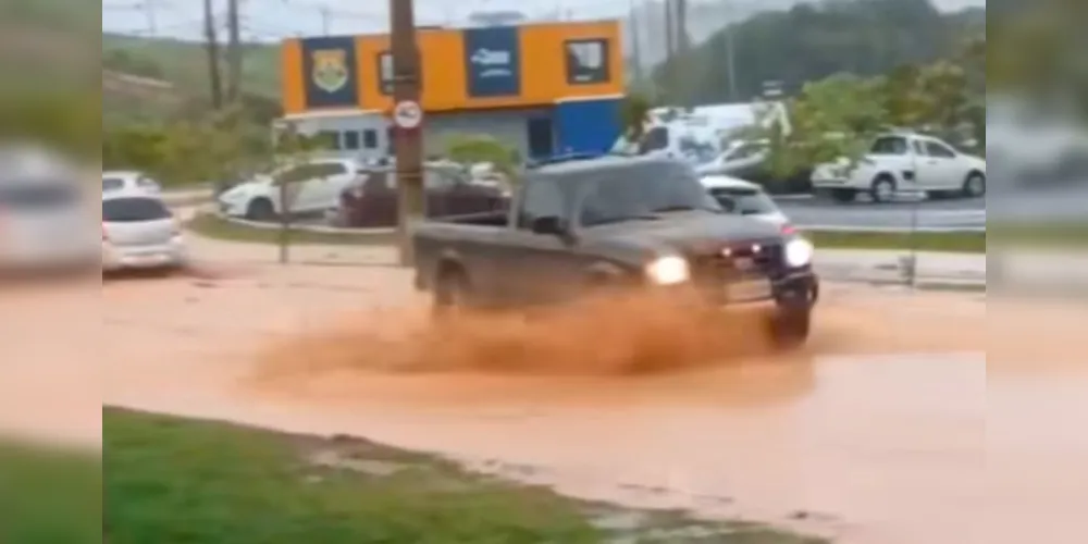 Ruas ao redor do Lago de Olarias ficaram alagadas