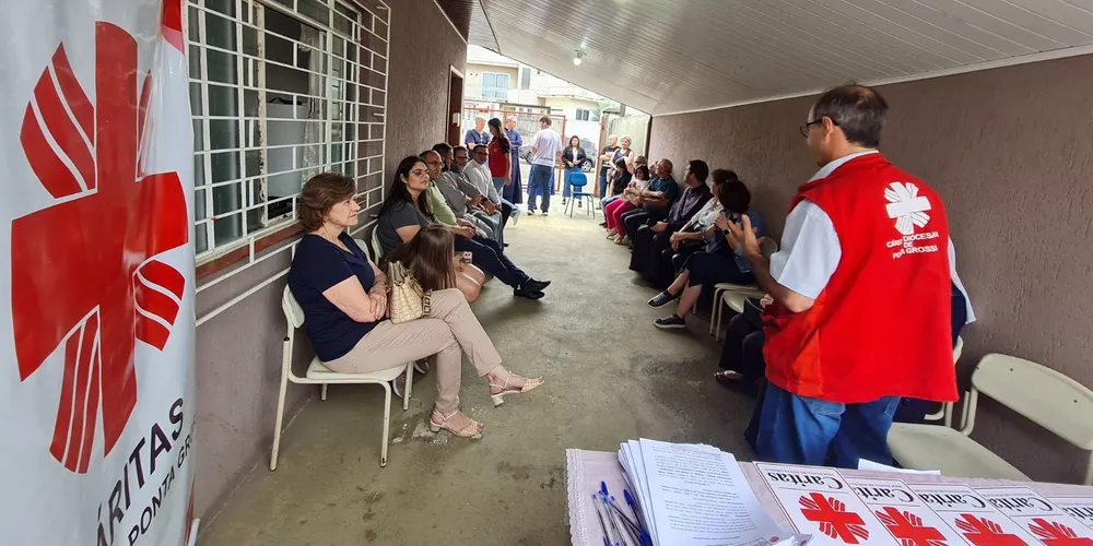 Presidente da Caritas, Gilson Camilo da Silva, fala aos representantes das entidades