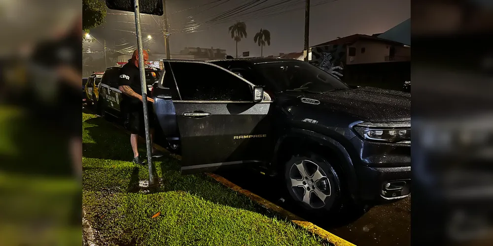 Policiais encontraram pinos de cocaína vazios no veículo