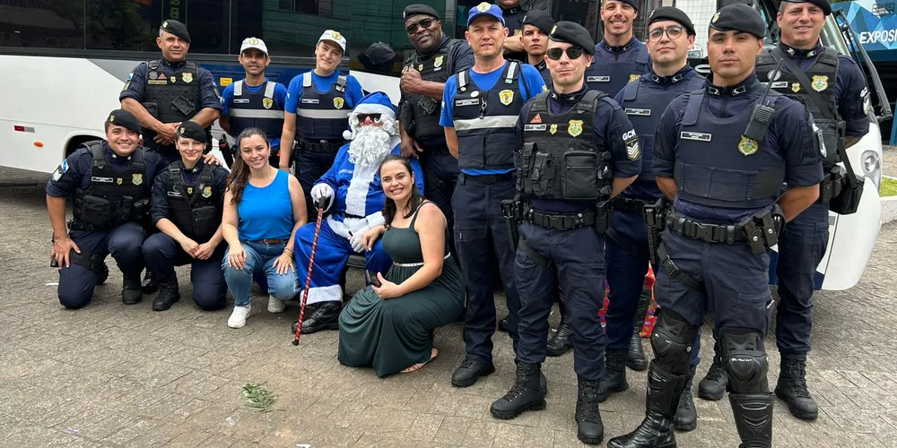 'Guarda Noel' distribuiu doces para mais de 500 crianças na Praça Barão do Rio Branco