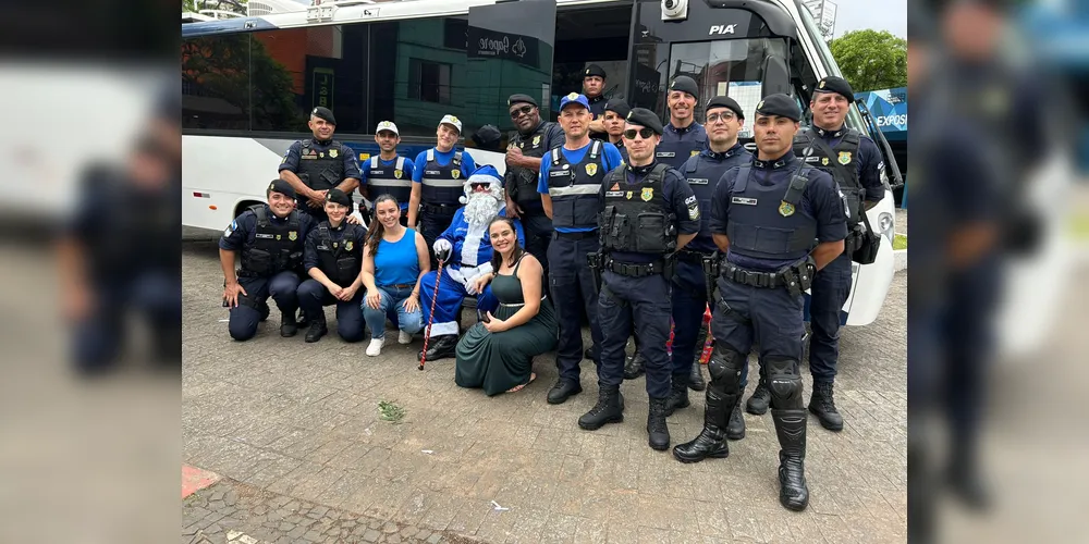 'Guarda Noel' distribuiu doces para mais de 500 crianças na Praça Barão do Rio Branco