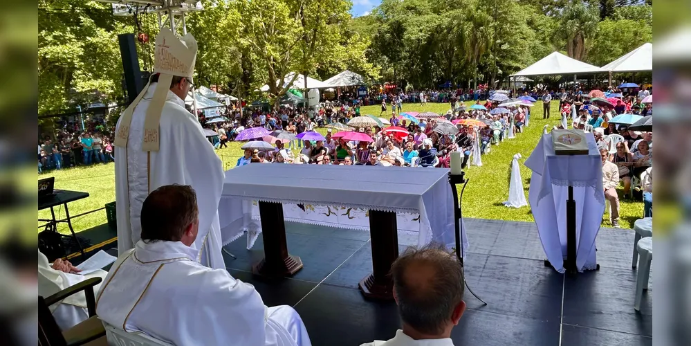 A missa solene foi celebrada pelo bispo Dom Bruno Elizeu Versari