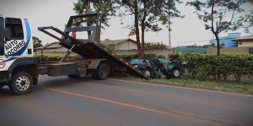 Carro ficou completamente destruído