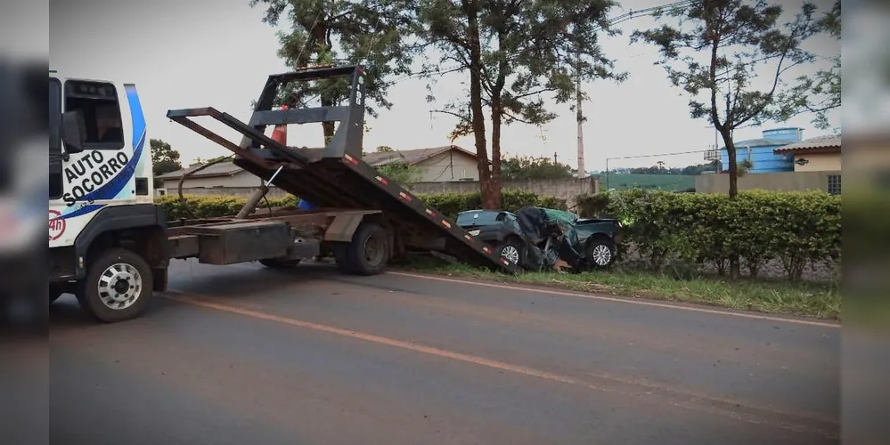 Carro ficou completamente destruído