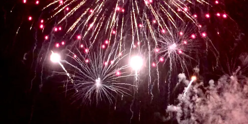 Fogos com estampidos são proibidos, enquanto que os com efeitos visuais são permitidos