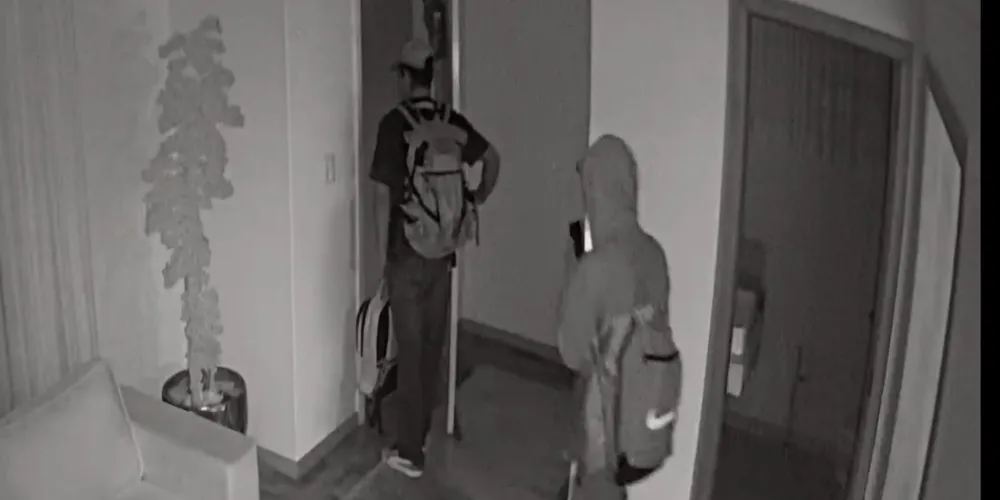 Imagens de uma câmera de segurança mostram a ação dos suspeitos