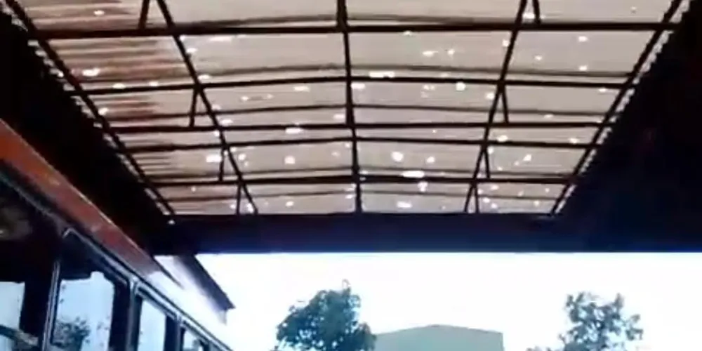 Telhado do Terminal de Uvaranas sofreu vários danos