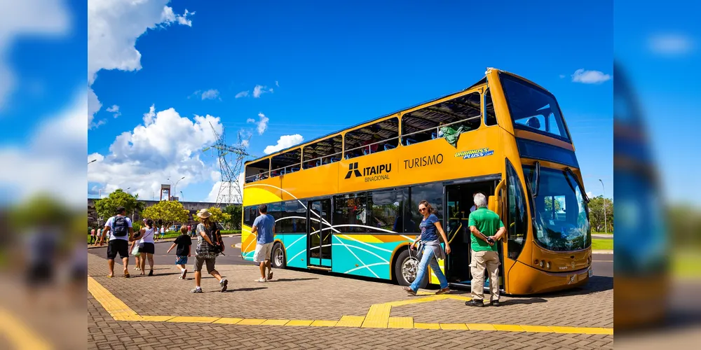 O tour de ônibus, de aproximadamente 1h10 de duração, contempla toda a área externa