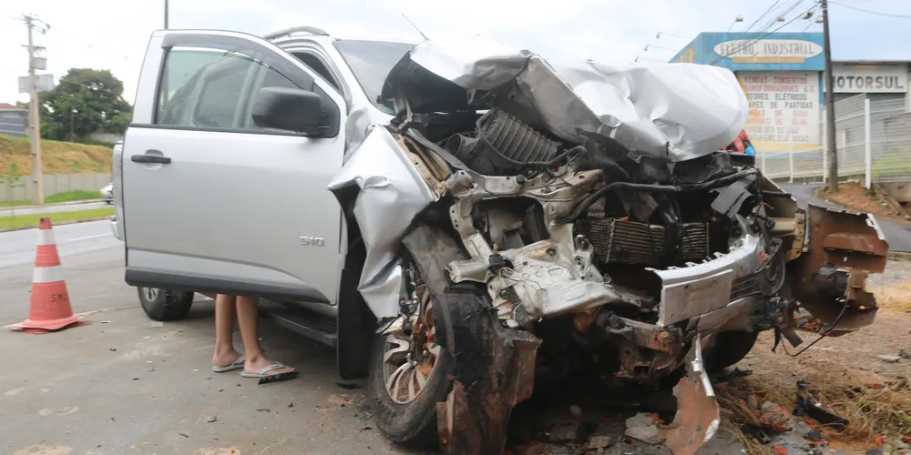 Picape Chevrolet S10 ficou com a frente destruída após o acidente