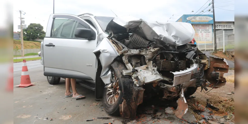 Picape Chevrolet S10 ficou com a frente destruída após o acidente