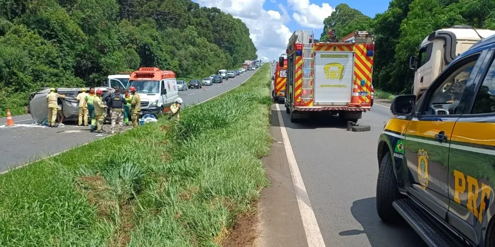 Carro saiu da pista, atravessou o canteiro central, capotou e parou tombado sobre a pista contrária