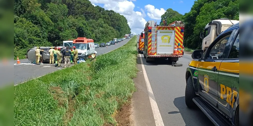 Carro saiu da pista, atravessou o canteiro central, capotou e parou tombado sobre a pista contrária