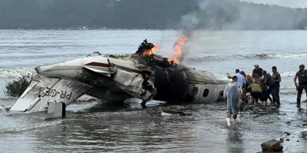 Cinco pessoas estavam a bordo
