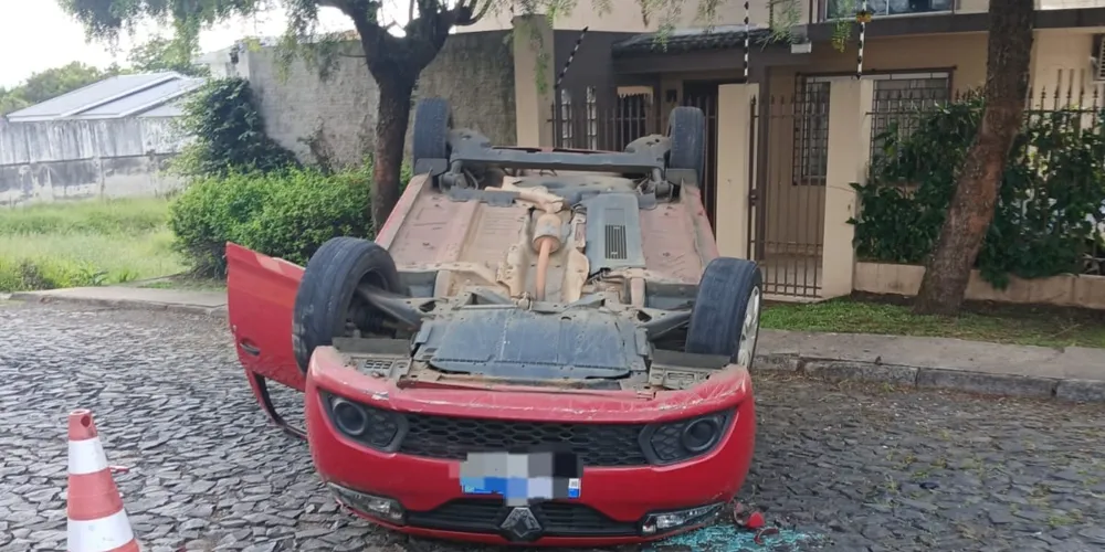 Capotamento aconteceu por volta das 7h30 da manhã desta sexta