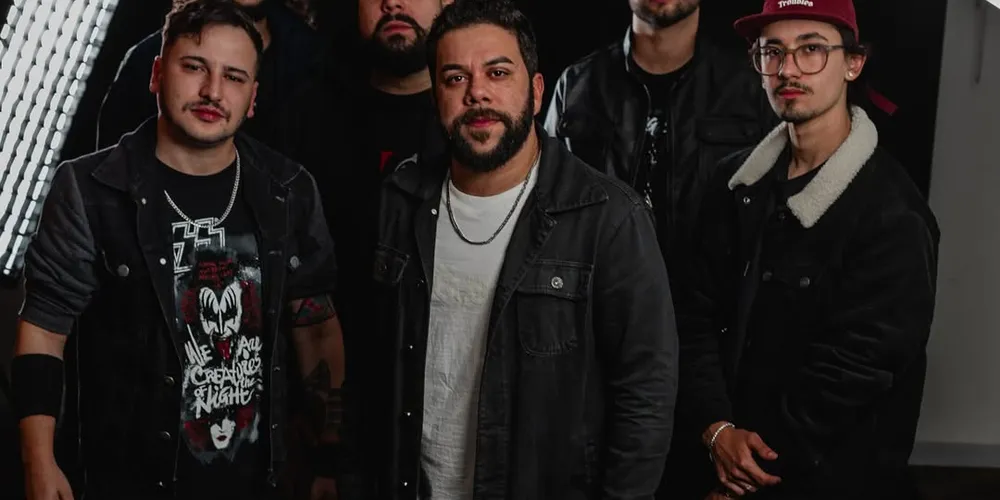 Formada em 2008, a banda se destaca por unir o ritmo contagiante do surf rock com toques de brasilidade