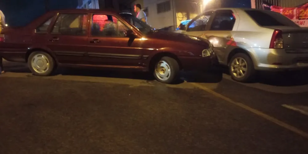 Os veículos colidiram no cruzamento entre as ruas Curió e Furiel