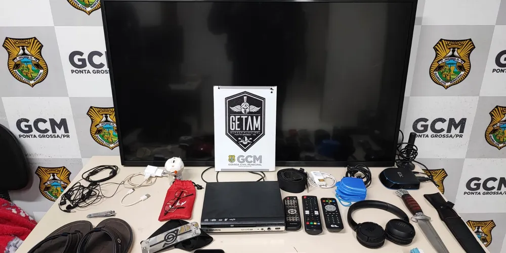 Foi dada voz de prisão ao suspeito, que foi conduzido para a 13ª Subdivisão Policial de Ponta Grossa