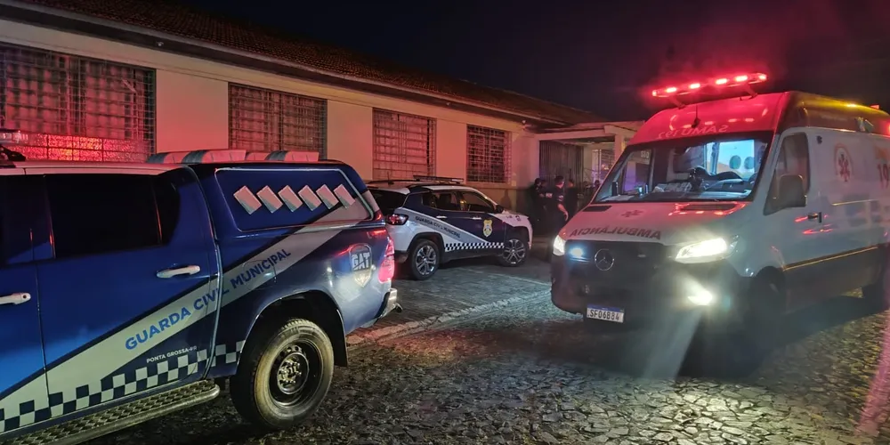 Homem não resistiu aos ferimentos e morreu dentro do carro