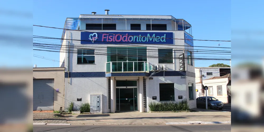 O cirurgião-dentista Paulo Slusarz, especialista em estética na Clínica Fisiodonto Med, diz que as lentes de contato dentais são finas lâminas de porcelana desenvolvidas sob medida