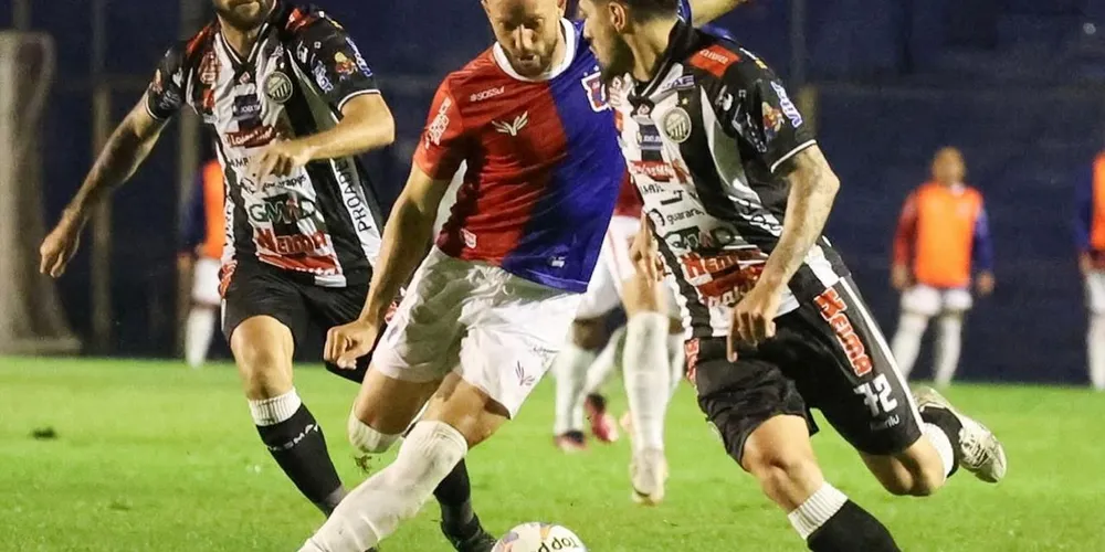 Partida iniciou com domínio do Paraná, mas o Operário cresceu e alcançou o empate no fim