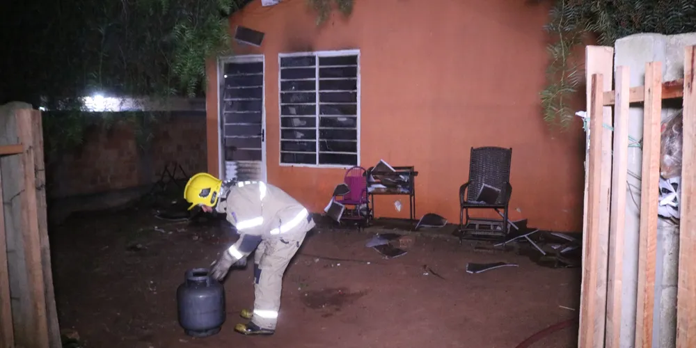 Bombeiros estiveram no local para combater as chamas