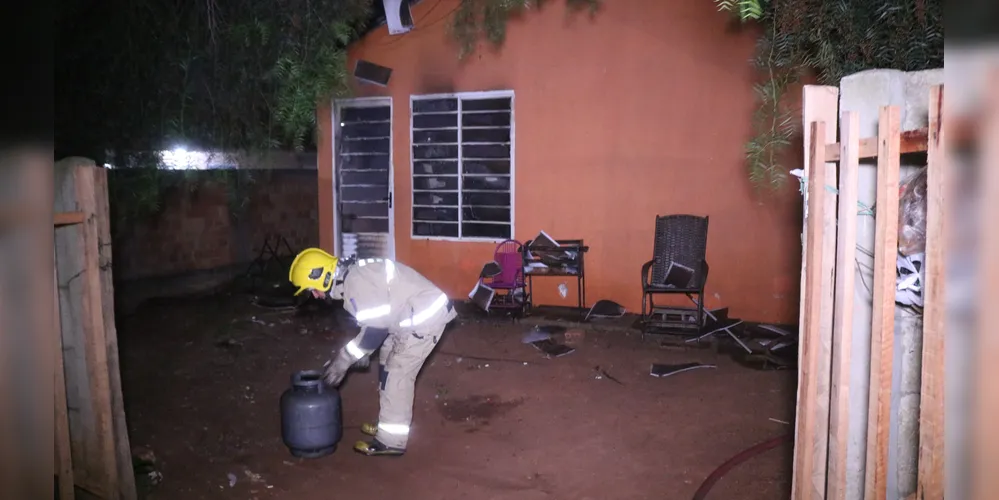 Bombeiros estiveram no local para combater as chamas