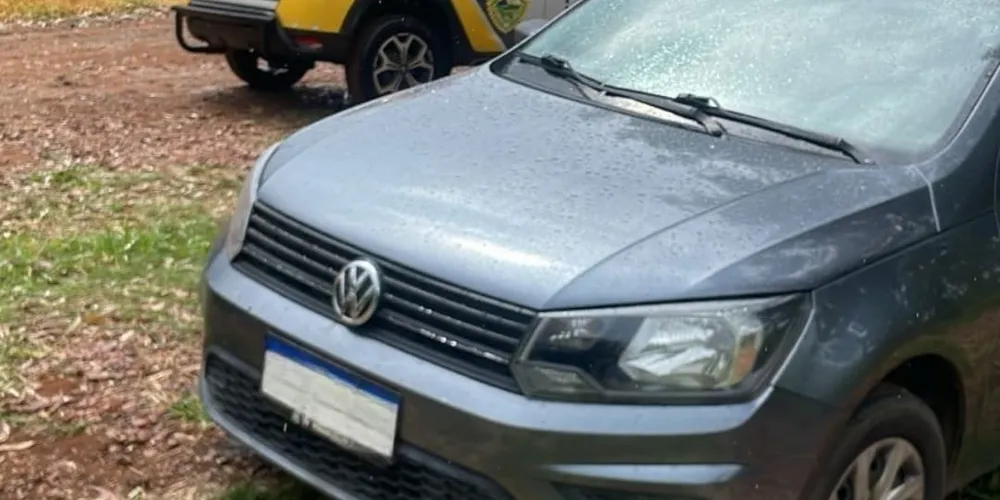 Carro foi recuperado pouco tempo após o assalto