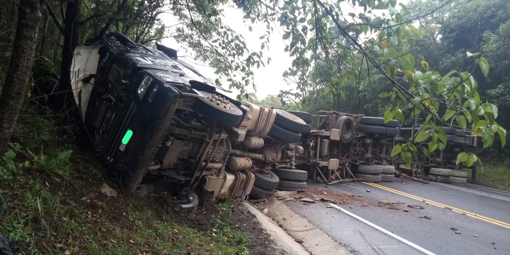 Caminhão tombou e carretas pararam atravessadas sobre a pista