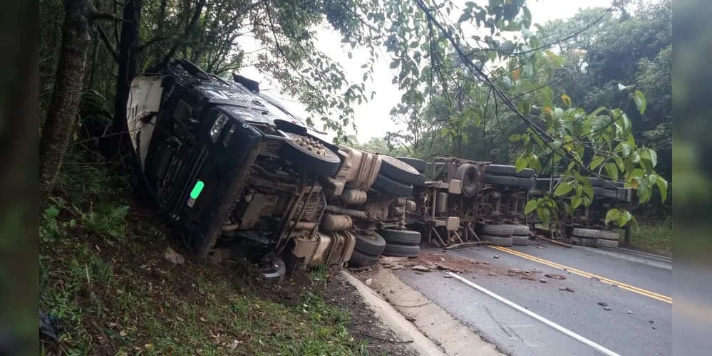 Caminhão tombou e carretas pararam atravessadas sobre a pista