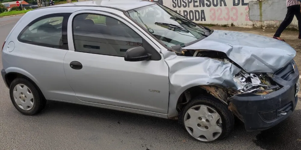 GM/Celta teve danos no lado direito da dianteira