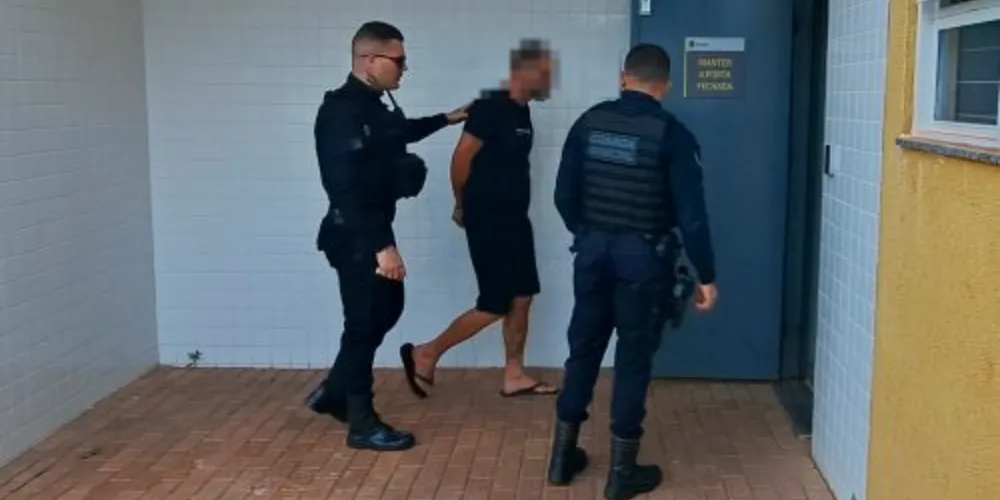 O suspeito foi detido no local e conduzido à Delegacia de Polícia Civil